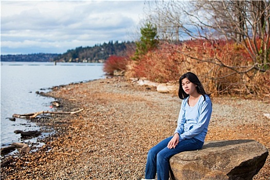 年轻,少女,蓝衬衫,牛仔裤,坐,岩石,湖,岸边