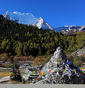 亚丁雪山