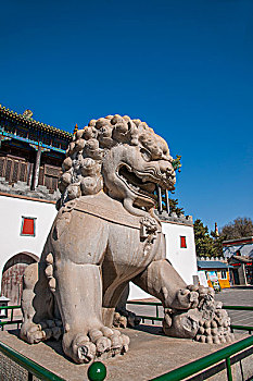 河北省承德避暑山庄普陀宗乘之庙大门的一对石狮