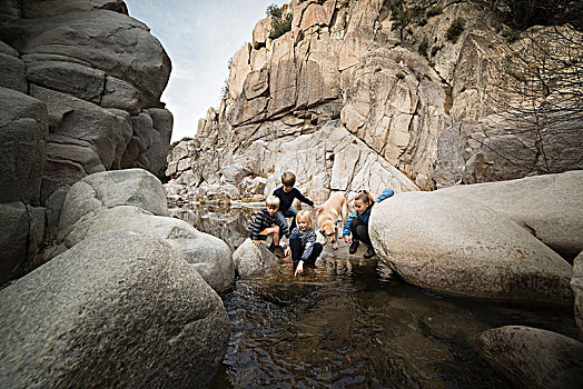 孩子,玩,岩石上,河,湖,加利福尼亚,美国