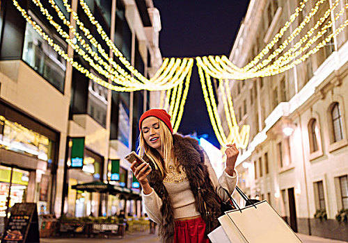 美女,购物者,读,智能手机,文字,街上,圣诞节,伦敦,英国