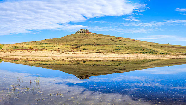 内蒙古自治区乌兰布统小山野鸭湖倒影