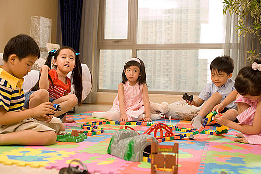 一群孩子在地板上玩玩具