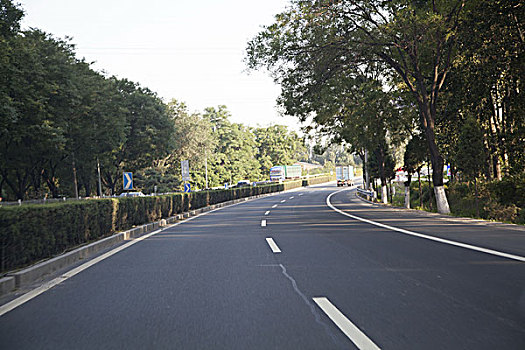 平坦干净的柏油公路