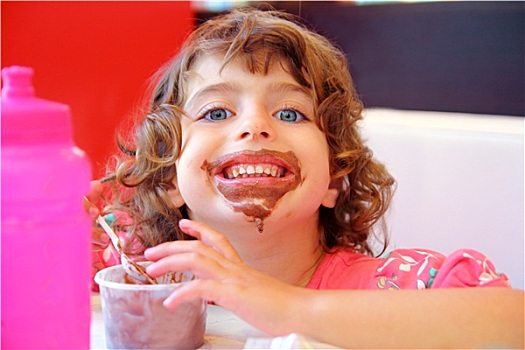 女孩,吃,巧克力冰淇淋,脏,脸