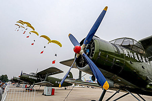 河南省安阳航空旅游文化节上的飞机和动力伞