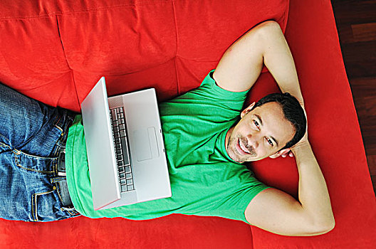 男青年,放松,红色,沙发,工作,笔记本电脑,在家,室内