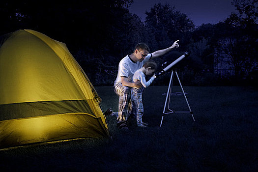 父子,露营,后院,夜晚,看穿,望远镜