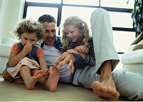 父亲,女儿,坐在地板上,玩,脚趾