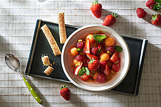 草莓,瓜,树莓,水果沙拉