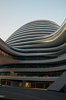 低视角看北京新的地标建筑银河soho办公大楼购物中心
