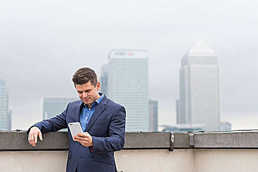 商务人士,看,智能手机,城市,办公室,屋顶,平台,伦敦,英国