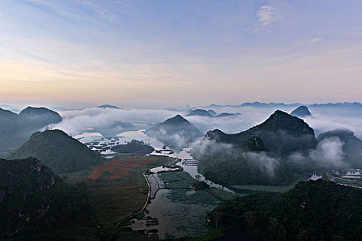 山脉与雾