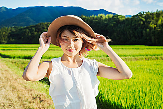 美女,拿着,草帽,头部,头发,吹,风,空旷,稻田,地点
