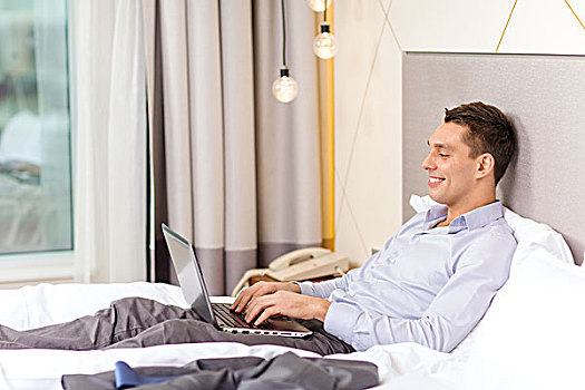 商务,科技,互联网,酒店,概念,高兴,商务人士,笔记本电脑,卧,床上