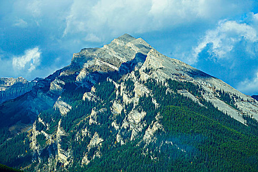 云中雪山