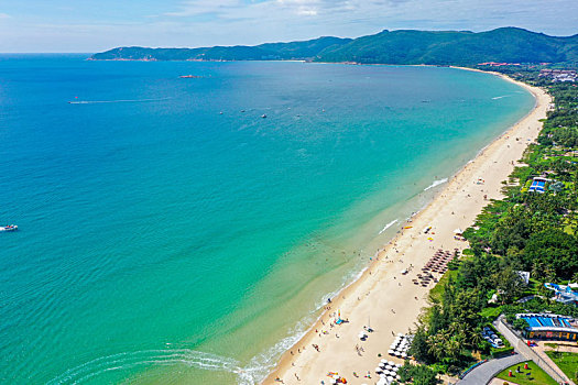 航拍海南三亚亚龙湾国家旅游度假区湛蓝海景