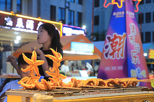 山东省日照市,游客白天畅游大海,晚上逛美食街品尝数百种美食