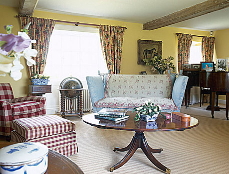起居室,吊顶,花,帘,基座,茶几,软垫,沙发,椅子