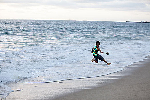 男孩,跳跃,亨丁顿海滩,加利福尼亚,美国