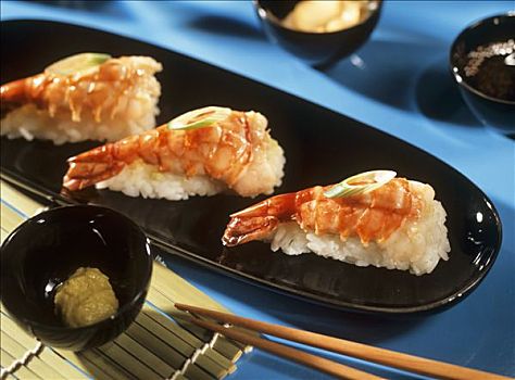 握寿司,虾尾,黑色背景,大浅盘,筷子
