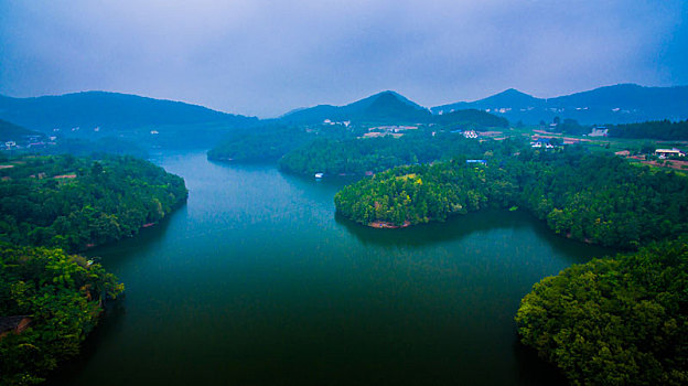 静静的湖面