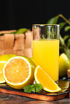木板上放着夏橙和一杯橙汁