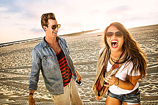 年轻,情侣,笑,海滩,圣地亚哥,加利福尼亚,美国