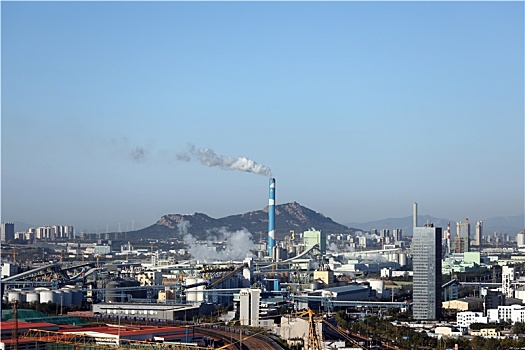 山东省日照市,晨曦里的港口一片繁忙景象