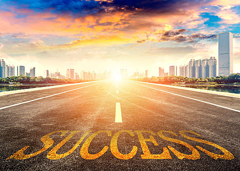 把,成功,写在笔直向前通往现代城市的公路上,关于成功概念创意图