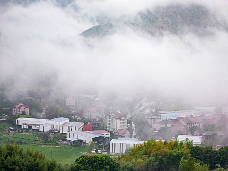 晨雾中的桐庐山村