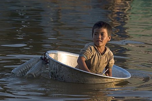 孩子,柬埔寨,男孩,漂浮,室内,盥洗池,树液,河,收获