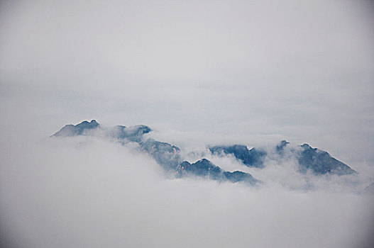 云雾萦绕中隐现的山峰