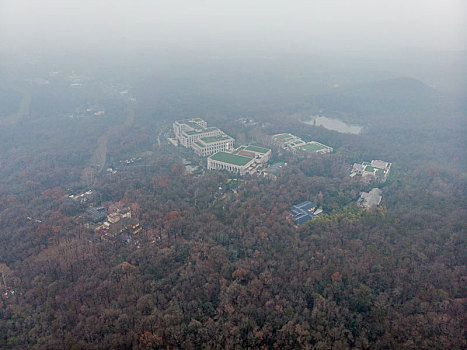 航拍雾霭中的江苏南京东郊国宾馆