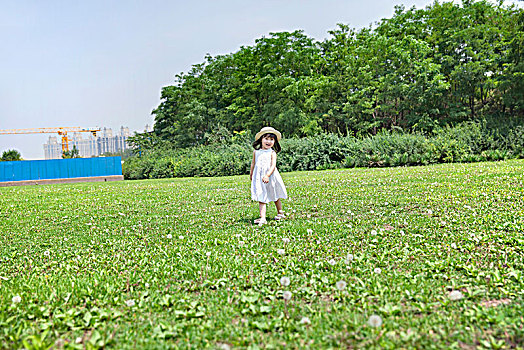 站在草坪上的可爱小女孩