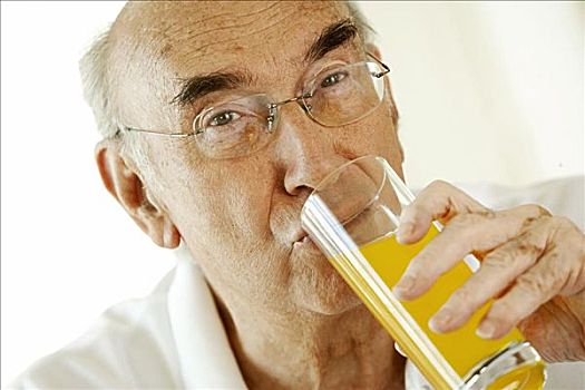 肖像,长者,喝,玻璃,橙汁