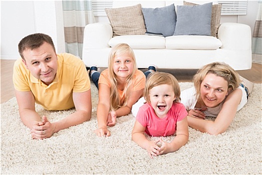 高兴,年轻家庭,卧,地毯