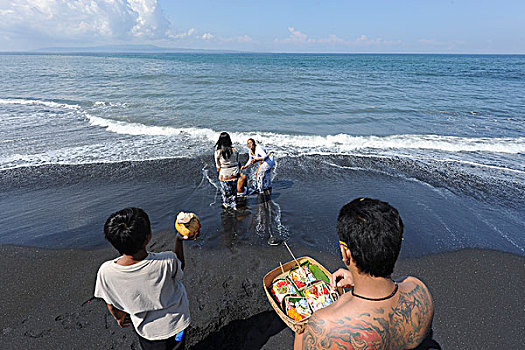 印度尼西亚,巴厘岛,典礼,海滩,年轻,纹身,男人,拿着,供品