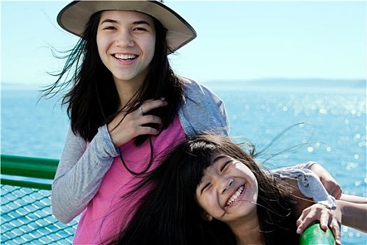 两个,高兴,女孩,微笑,渡轮,平台,海洋,背景