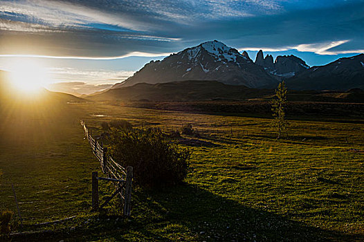 顶峰,日出,托雷德裴恩国家公园,巴塔哥尼亚,智利,南美