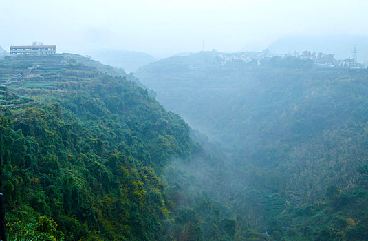 雾色峡谷