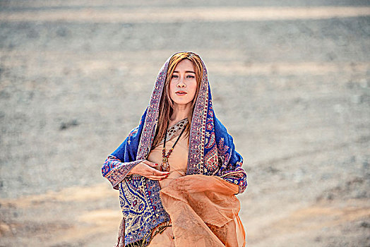 新疆,罗布泊,雅丹地貌,沙漠,美女,长裙,飘逸