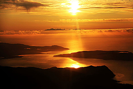 金色阳光照耀下的海岛