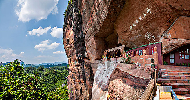 广东韶关丹霞山中国红石公园锦石岩寺院