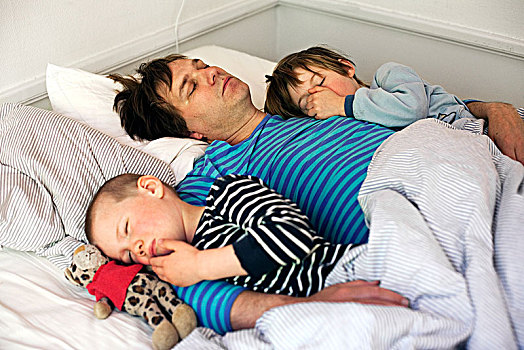 父亲,儿子,睡觉,床,瑞典