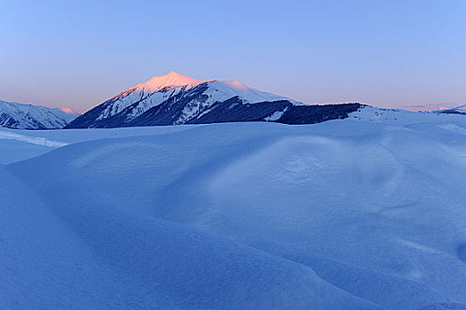 夕阳染红的雪山