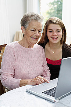 祖母,孙女,使用笔记本,电脑