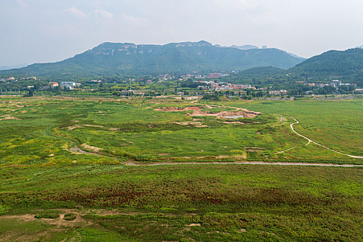 航拍济南卧虎山水库变身大草原