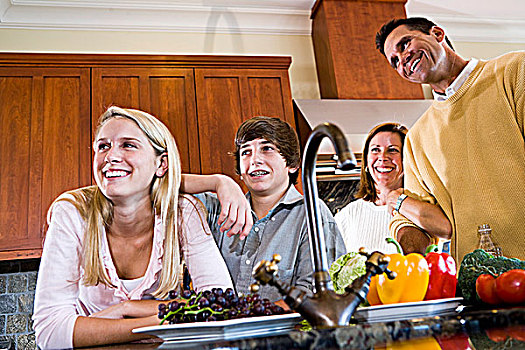 幸福之家,青少年,微笑,厨房