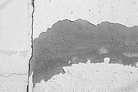 开裂和涂层部分脱落的水泥墙acrackedconcretewallwithcoatingpartlydropped